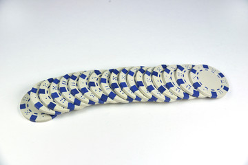 umgekippter Stapel wei&szlig;er Chips