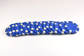 umgekippter Stapel blauer Chips