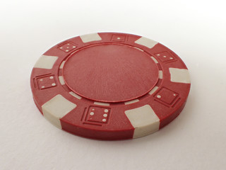 Einzelner roter Pokerchip