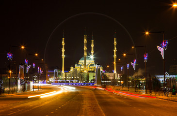Fototapeta na wymiar Мечеть Сердце Чечни в Грозном в новогоднюю ночь в свете неоновых огней