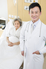 Obraz premium Doctor with patient in hospital