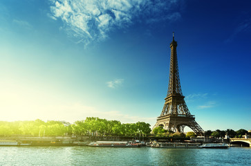 Fototapeta na wymiar Seine in Paris with Eiffel tower in sunrise time