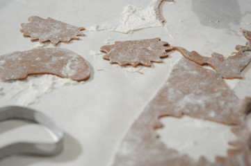 Вырезание печенья из теста