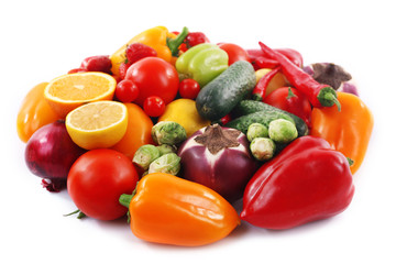 Obraz na płótnie Canvas Fresh fruits and vegetables isolated on white