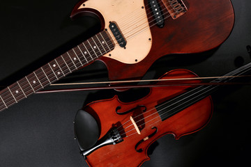 Naklejka na ściany i meble Electric guitar and violin on grey background