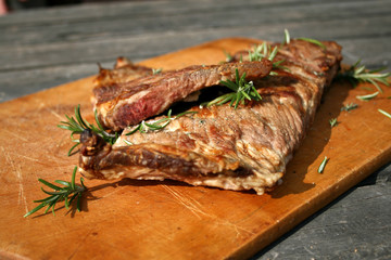 lifestyle organisch spare ribs wildkräuter rosmarin modern urban draußen einfachheit lecker