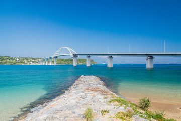 Fototapeta na wymiar 沖縄県　桟橋から見る瀬底大橋