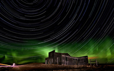 Obraz premium Northern Lights Canada Abandoned Building