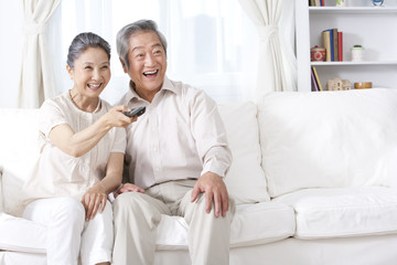 Obraz premium Couple channel surfing