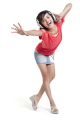 Obraz premium Studio shot of a happy young woman listening to music
