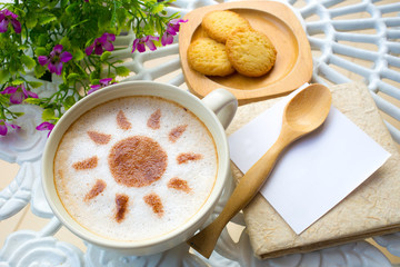 latte art coffee in sun design with papernote