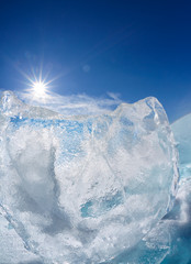 Obraz premium Lodowa kra i słońce na zimy Baikal jeziorze