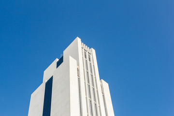 Obraz premium Top of building with clear sky in background.
