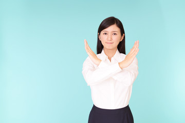 禁止の意思表示をする女性