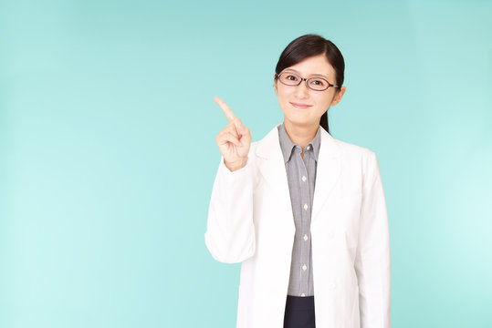 笑顔の女医