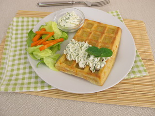 Ofengebackene Karotten-Waffeln mit Frischkäsedip und Salat