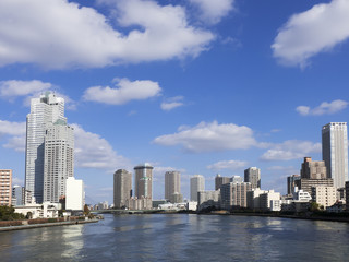 Fototapeta na wymiar 東京都市風景　隅田川 勝鬨橋から望む高層ビル　マンション群