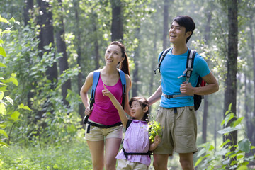 Girl hiking with her parents © Blue Jean Images