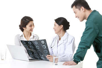 Obraz premium Professional doctors checking X-ray image with young woman