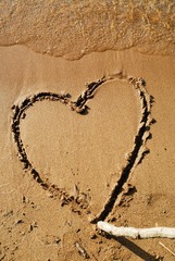 波に消えるハート.