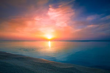 Poster Im Rahmen Sonnenaufgang über dem Meer © vvvita
