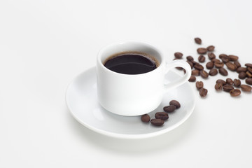 Obraz na płótnie Canvas Coffee cup and beans on a white background.
