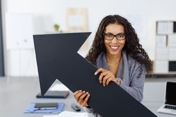 junge gesch&auml;ftsfrau zeigt mit einem pfeil nach oben