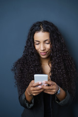 frau tippt eine nachricht auf ihrem handy