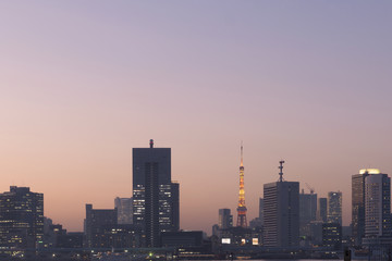 Fototapeta na wymiar 晴海埠頭から望む　東京タワーと摩天楼の町並み　マジックアワー　夕景
