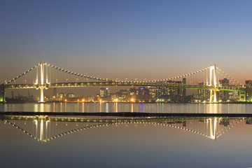 Fototapeta premium 晴海から望む レインボーブリッジと品川埠頭 芝浦方面