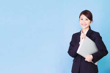 ビジネスウーマン　ラップトップ　ノートパソコン　笑顔　チェック　コピースペース