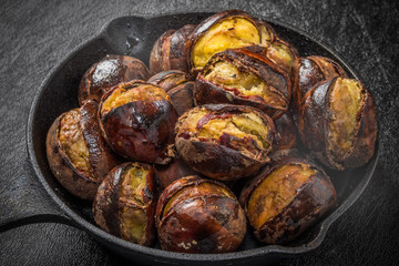焼き栗と鉄鍋 charcoal fire roast chestnut and iron pan