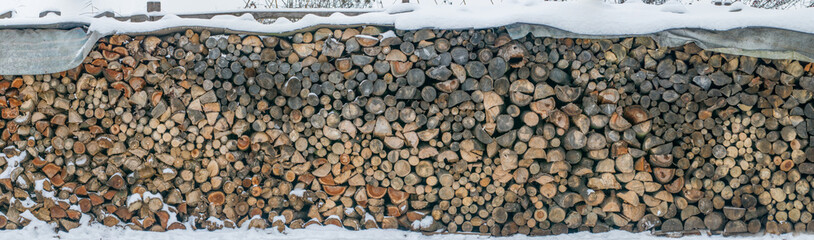 Brennholzpanorama im Schnee