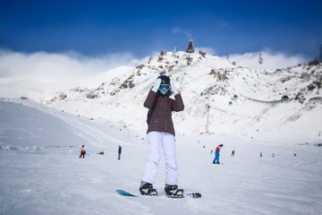Fototapeta na wymiar Девушка на сноуборде