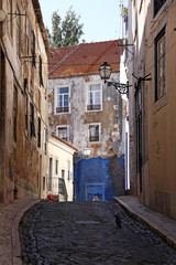 Fototapeta na wymiar ruhige gasse in der altstadt von lissabon 