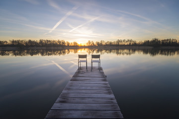 drewniany pomost z miejscem dla dwojga © Mike Mareen