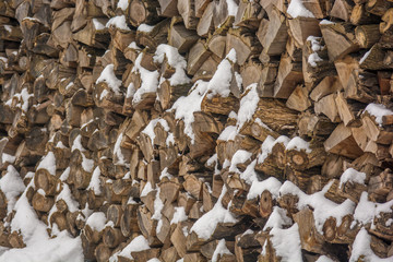 Brennholz mit Schnee
