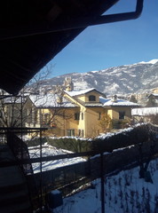 Paesaggio montagna con neve e case