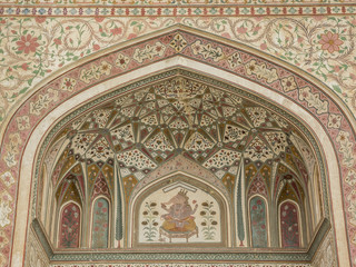 Fototapeta na wymiar decoro su ingresso di Fort Amber a Jaipur
