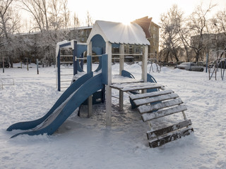 Детская площадка зимой во дворе