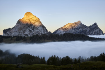 Aufgehende Sonne, Grosser und kleiner Mythen, Schweizer Berge, über Nebelmeer