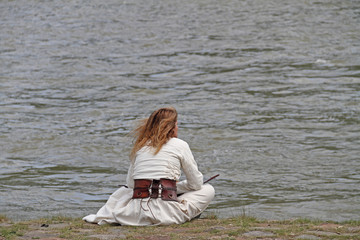 Frau am Wasser