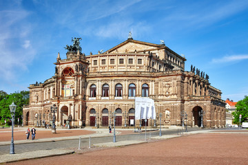 Fototapeta na wymiar DRESDEN,GERMANY-SEPTEMBER 08,2015: Semperoper is the opera house