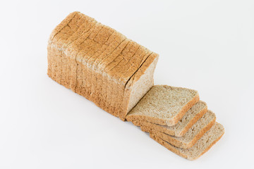 Geschnittenes Toastbrot auf weissem Tisch, vier Brotscheiben offengelegt.