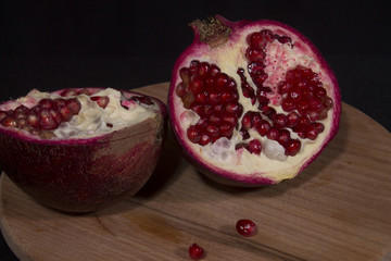гранат, спелый, витамины, спелый сочный гранат на деревянной доске, низкий ключ, витамины здоровье, ягоды, семена