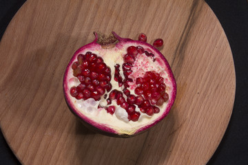 гранат, спелый, витамины, спелый сочный гранат на деревянной доске, низкий ключ, витамины здоровье, ягоды, семена
