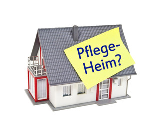 Haus mit Zettel und altersgerecht Wohnen, Pflegeheim und betreutes Wohnen