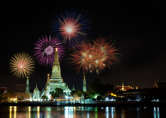 Naklejka premium Countdown 2016 at Wat Arun temple / Happy new year 2016, countdown 2016 at Wat Arun temple with fireworks, Bangkok, Thailand.