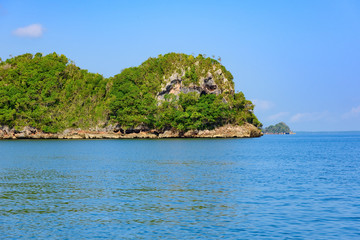 Obraz premium Ocean island of blue water