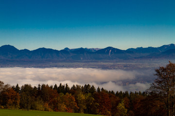 Fototapeta na wymiar Berge vor aufziehendem Nebel